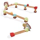Eine bunte Holz-Murmelbahn mit Bögen, Häusern und Baumdekorationen. Es gibt gelbe und rote Murmeln auf der Strecke.
