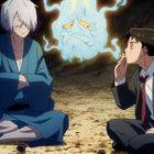 Zwei Männer sitzen auf dem Boden. Einer in einem blauen Kimono, der andere im Anzug. Ein blauer Geist schwebt über ihnen.