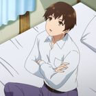 Eine Anime-Illustration: Junge mit braunen Haaren sitzt auf einem Bett, schaut nach oben, Arme verschränkt. Hellblauer Vorhang.