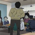 Es ist eine Illustration, die eine Gruppe von Personen in einem Wohnraum zeigt. Einige sitzen, andere stehen, und ein Polizist kniet.