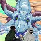 Es gibt keine Textinhalte. Ein großer, blau-weißer Drache mit lila Hörnern blickt zwei Personen an. Es ist eine Illustration.