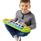 "Funny-Face Keyboard" steht auf einem Spielzeugklavier. Ein Junge mit braunem Haar lächelt und hält das grüne Klavier.
