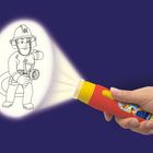 Eine Hand hält eine rot-gelbe Taschenlampe, die einen Feuerwehrmann projiziert.