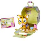 „Adoption Certificate“ und „Pamper Petz“. Ein Spielzeug-Tiger in einem Karton mit Flasche, Schnuller und Hähnchenkeule.