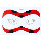 "Top/Oben" und "Bottom/Unten", rote Maske mit schwarzen Punkten und großen stilisierten Augen.