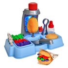 Spielzeug-Dönermaschine mit buntem Gemüse aus Knete. Ein Spieß, Flasche, eine Zange und Brot sind vorhanden.
