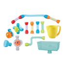 Verschiedene bunte Wasserspielzeugteile, darunter Röhren, Räder und ein gelber Becher mit Sternmuster.