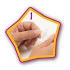 Text "1" in lila. Hände, die ein durchsichtiges Stück Folie festhalten, in sternförmigem Rahmen.