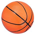 Es ist ein Detailbild eines orangefarbenen Basketballs mit schwarzer Linienstruktur.