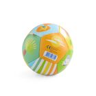 CE-Zeichen, Herstellerinformationen. Bunter Spielball mit Tiermotiven, wie Löwe und Vogel, sowie Streifen- und Baummuster.