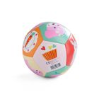 Ein bunter Ball mit Illustrationen: Schaf mit Blumenkranz, Karottenteller, Cupcake mit Herzen, Hase.