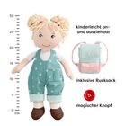 "kinderleicht an- und ausziehbar", "inklusive Rucksack", "magischer Knopf". Stoffpuppe mit blonden Zöpfen und blauer Latzhose.