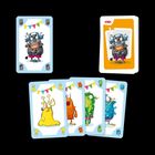 Auf einer Karte steht "MONSTER TAPETEN". Verschiedene bunte Monsterillustrationen auf Spielkarten.