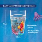 "DAMIT MACHT TRINKEN RICHTIG SPASS" steht oben. Ein Glas mit buntem Fischmotiv, 11 cm hoch, 7,5 cm breit, 150 ml.