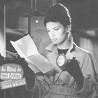 "Das Rätsel der roten Orchidee" steht neben einer Frau im Mantel mit Taschenlampe, die ein Papier liest. 