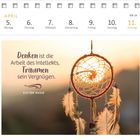 Kalender: April, Woche 14. Zitat von Victor Hugo: "Denken ist die Arbeit des Intellekts, Träumen sein Vergnügen." Traumfänger im Sonnenuntergang.