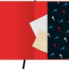 Linierte Notizblätter stecken in einem roten Umschlag, neben einem Muster aus roten, blauen und weißen Fragezeichen.