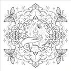 Zentrale Hand hält Schmetterling und Mond, umgeben von kunstvollen Mustern, Wolken und Schmetterlingen in einer Mandala-Form.