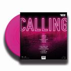 Großes Wort "CALLING" in Pink. Darunter Songliste von "Side A" und "Side B". Rosa Vinyl-Schallplatte sichtbar.