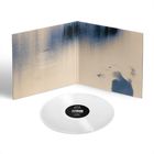 "Ins Blau" auf einem weißen Vinyl. Hintergrund mit unscharfen blauen und beigen Tönen. Text auf der Innenseite.