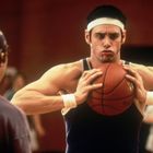 Du siehst einen Mann im Sportoutfit, konzentriert, mit einem Stirnband, der einen Basketball hält.