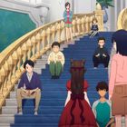 Eine Gruppe von Personen sitzt und steht auf einer großen Treppe, flankiert von Löwenstatuen.