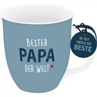 Eine hellblaue Tasse mit dem Text: „Bester Papa der Welt“. Am Henkel hängt ein rundes Etikett: „Du bist einfach der Beste“.