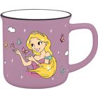 Eine Illustration auf einer rosa Tasse zeigt eine blonde Prinzessin mit Schmetterlingen und kleinen Wolken um sie herum.