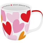 "Dich & mich ♥ Mehr braucht es nicht" steht innen. Weiße Tasse mit roten, rosa und orangefarbenen Herzen.