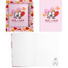 "Dich & mich, mehr braucht es nicht!" steht auf einem Notizbuch mit zwei niedlichen Figuren und bunten Herzen.