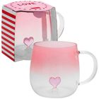 Auf der Verpackung steht "LOVE forever". Eine rosa Glas-Tasse mit Herzdekor und passender Verpackung in Rot-weiß-Streifen.