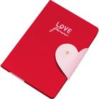 "LOVE forever" steht auf einem roten Notizbuch mit einem herzförmigen Verschluss.