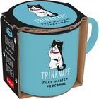 "Trinknapf fürs Katzenpersonal" steht auf einer blauen Tasse. Eine Katze mit Krone hält einen kleinen Napf.