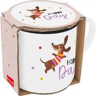 Auf der Tasse steht "Happy Day". Sie zeigt einen fröhlichen Hund im bunten Pullover und bunten Punkten. Verpackt in einem Karton.