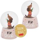 „Für Dich“, „TRAUMKUGEL“. Zwei Schneekugeln mit einem Dachs in regenbogenfarbigem Kleid, der eine Blume hält.
