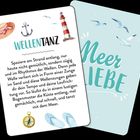 "WELLENTANZ" und "MeerLIEBE". Oben: Anker, Leuchtturm. Unten: Kompass, Sandalen. Hintergrund hellblau mit Möwen.