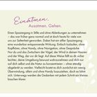 Text in lila: "Einatmen. Ausatmen. Gehen." Hintergrund in hellem Beige mit dekorativem Blattmuster rechts.