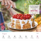 Text: „Das Glück geteilt mit Freunden ist uns doppelt süß. - Euripides“. Erdbeertorte mit Sahne, Blumenstrauß, Kalenderseite.