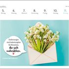 Aprilkalender mit Zitat: "Entfernungen sind bedeutungslos für Menschen, die sich nahestehen." Blumen im Umschlag.