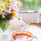 Mai 2027 Kalender, Zitat von Leo Tolstoi: "Denke immer daran, dass es nur eine wichtige Zeit gibt: Heute. Hier. Jetzt!" Blumen und Teetasse.