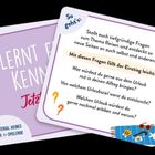 Eine Karte mit Fragen zum Thema Reisen, mit Illustrationen wie einem Koffer und Kamerasymbol.