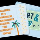 Text links: „WASSERFALL, AUTO, SONNENCREME, SAGRADA FAMÍLIA, HANDTUCH, EBBE, CAMPINGPLATZ, KOMPASS“. Hintergrund: Palme.