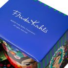 Blauer Hintergrund mit Frida Kahlo-Schriftzug. Illustration von Frida mit Blumenkranz darunter.