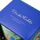 "Frida Kahlo" in eleganter Schrift auf einer blauen Verpackung. Darunter ein farbenfrohes Design mit Vögeln und Blumen.