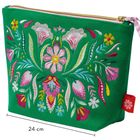 19 cm hoch, 24 cm breit. Bunte Blumenstickerei auf grünem Stoffbeutel mit Reißverschluss.