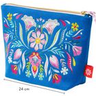 19 cm x 24 cm. Eine blaue Tasche mit buntem floralen Stickmuster, pink-weiße Schlaufe am Reißverschluss.