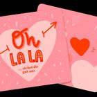 "Oh la la ... siehst du gut aus" auf rosa Hintergrund mit Herzen und Pfeil. Verspieltes Design.