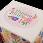 „Bunte Blumengrüße“ und „Kaffeebecher“ auf rosa Hintergrund mit bunten Blumenillustrationen.