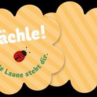 "Lächle! Gute Laune steht dir." Auf einem gelben, blütenförmigen Hintergrund mit Marienkäfer-Illustration.