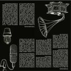 Oben: Verwirbelte Buchstaben. Mikrofon, Grammophon und Hutschal zeichnen sich in weißer Kreide auf schwarzem Hintergrund ab.